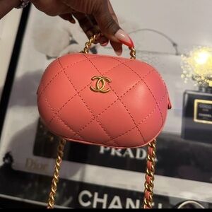 Chanel CC Bubble Top Handle Vanity Case with Chain Quilted Lambskin Mini
·